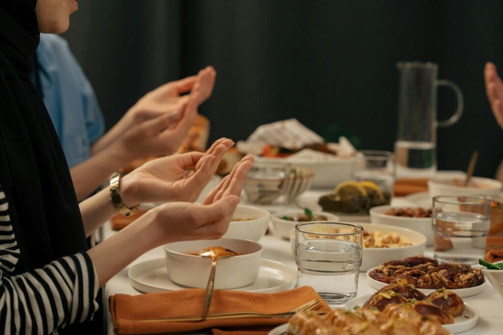 Membaca doa berbuka puasa di Bulan Ramadhan