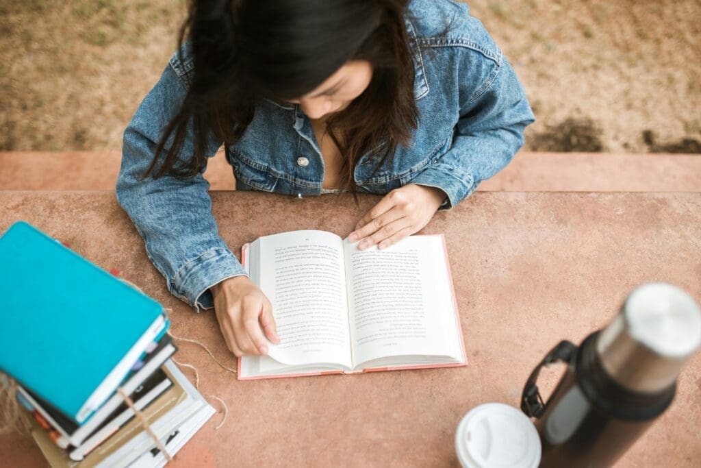 Menerapkan cara memperbanyak kosa kata Bahasa Inggris dengan membaca buku