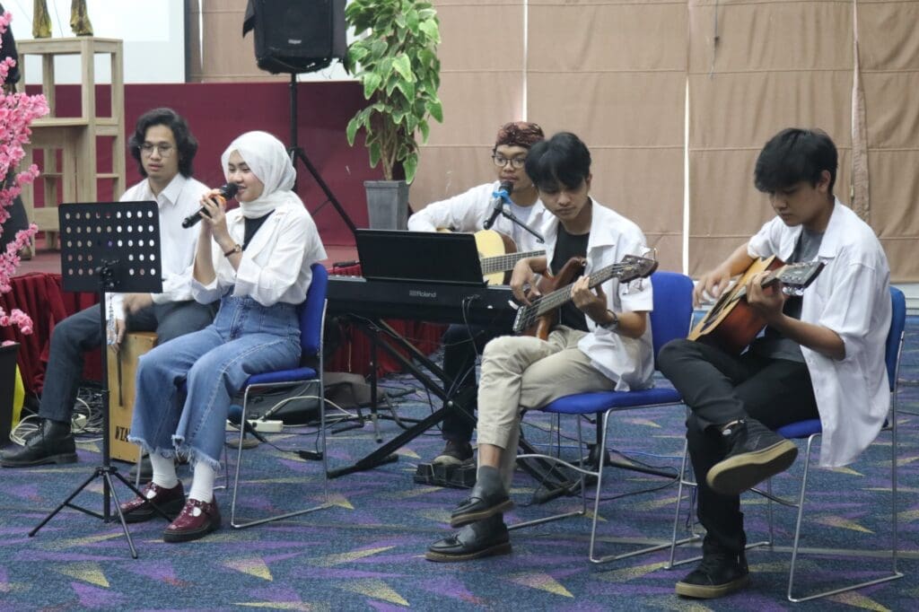 UKM Band Tel-U membawakan beberapa lagu selama acara workshop berlangsung