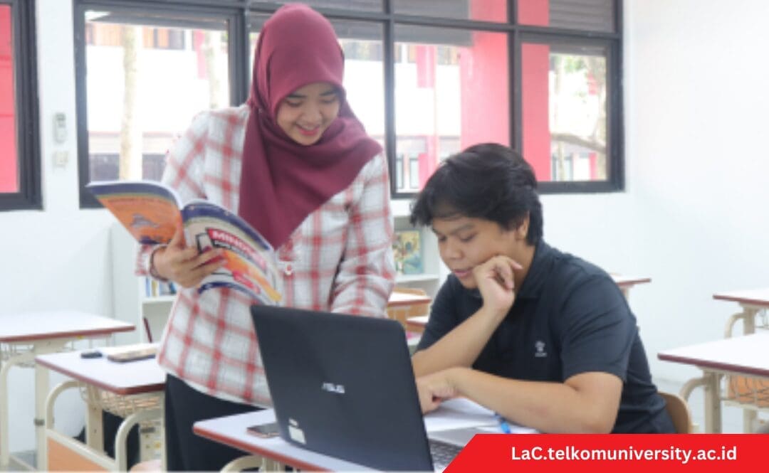 Pengajar berpengalaman memberikan tips Writing IELTS di Telkom University