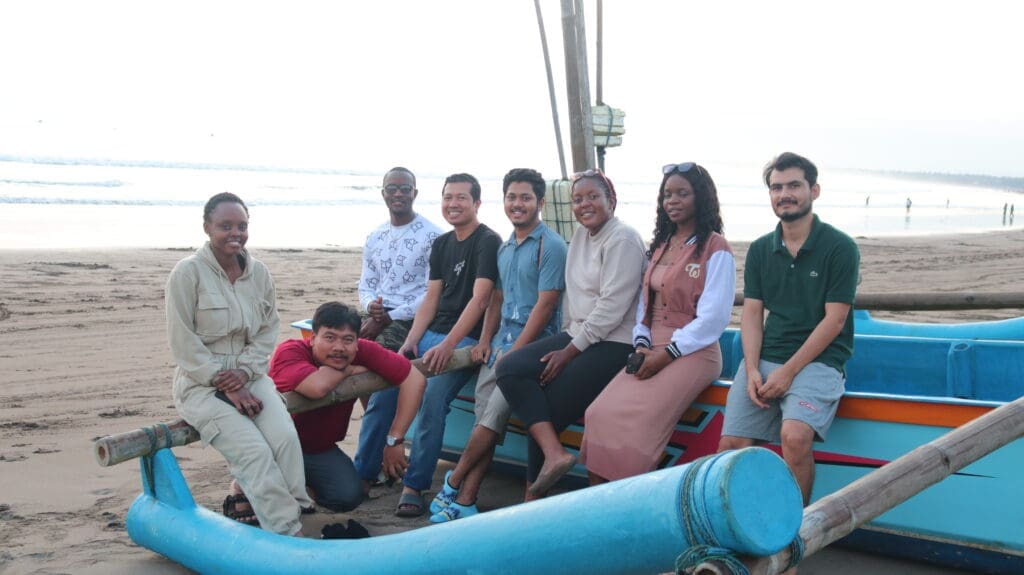 Mahasiswa BIPA mengunjungi pantai Pangandaran