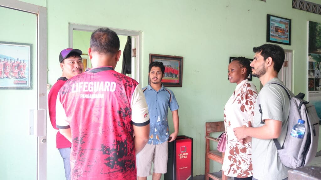 Arsalan dan Minhaj mewawancarai petugas Pusat Informasi Pantai Pangandaran