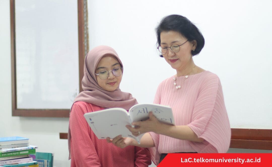 pengajar penutur asli Korea mengajar di kelas persiapan TOPIK