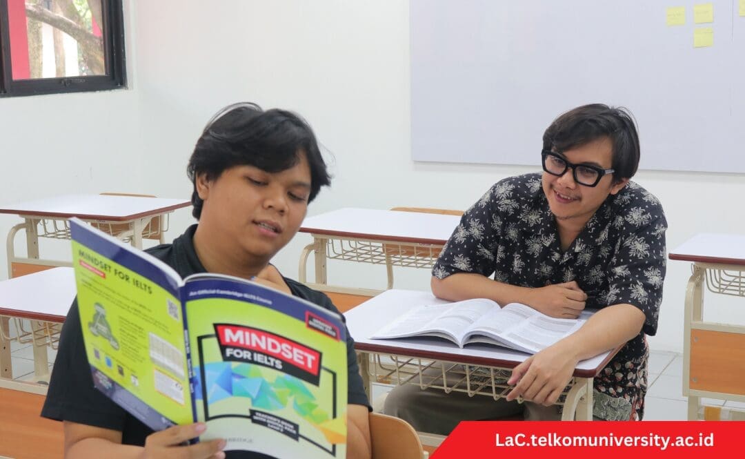 Peserta kursus IELTS Preparation sedang berdiskusi dan saling berinteraksi