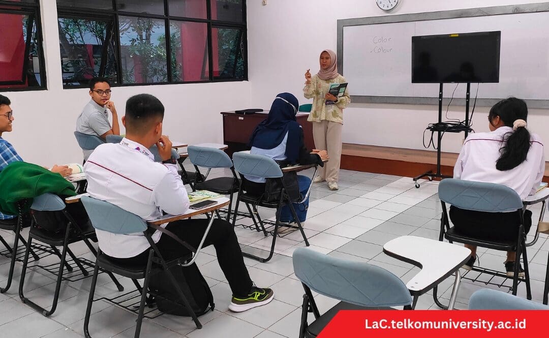  Instruktur menjelaskan strategi menghadapi tes TOEIC di Pusat Bahasa Telkom University