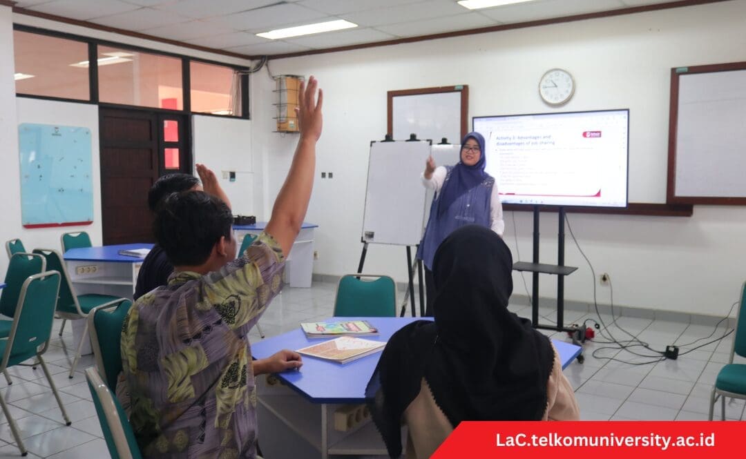 pengajar di kelas kursus bahasa Prancis di Pusat Bahasa Telkom University.