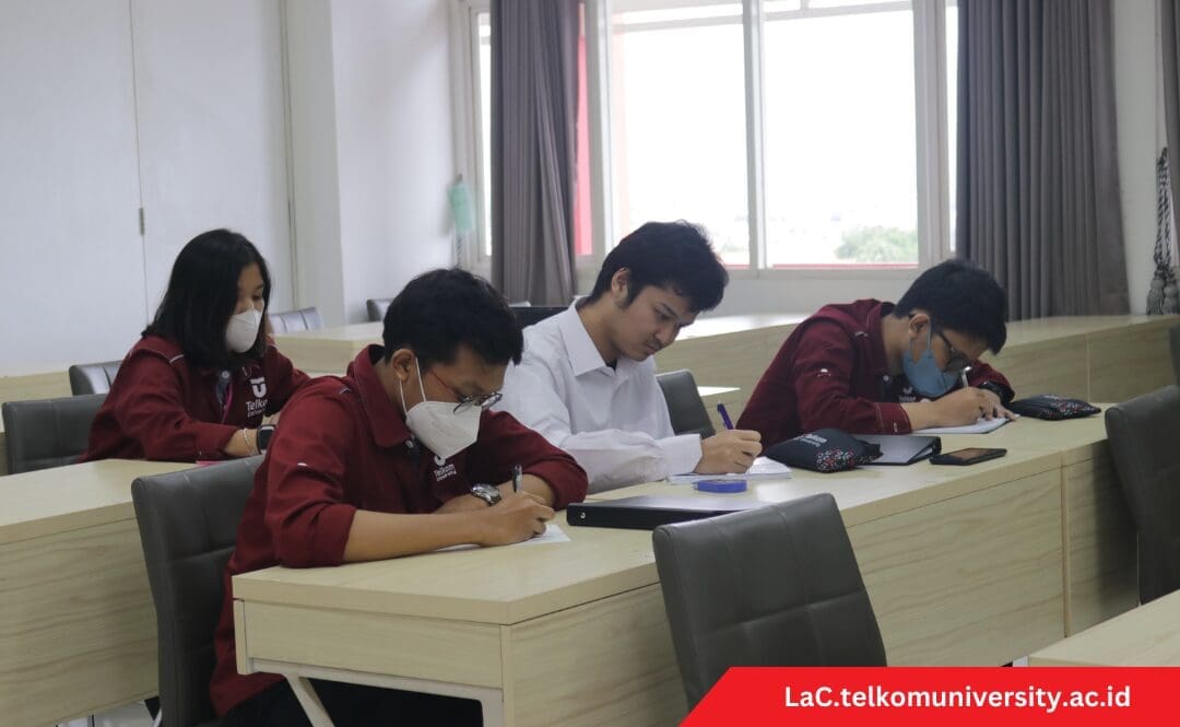 Siswa sedang belajar bahasa Prancis di Pusat Bahasa Telkom University dengan buku materi Tendances 1