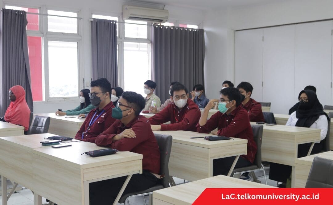  Peserta sedang mempersiapkan diri untuk tes TOEIC dengan bahan latihan