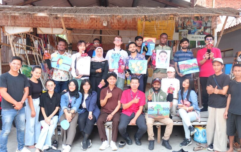 Foto bersama mahasiswa BIPA dengan para seniman Kampung Jelekong 