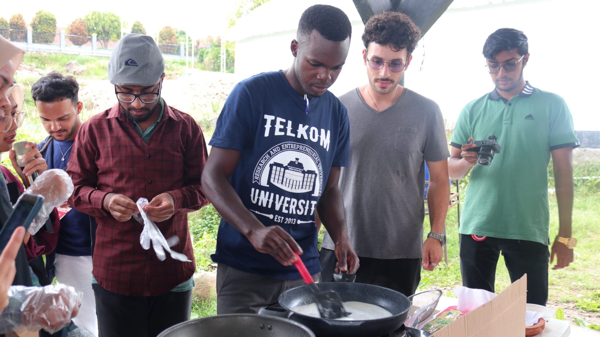 Mahasiswa BIPA membuat olahan cireng sambal stroberi 