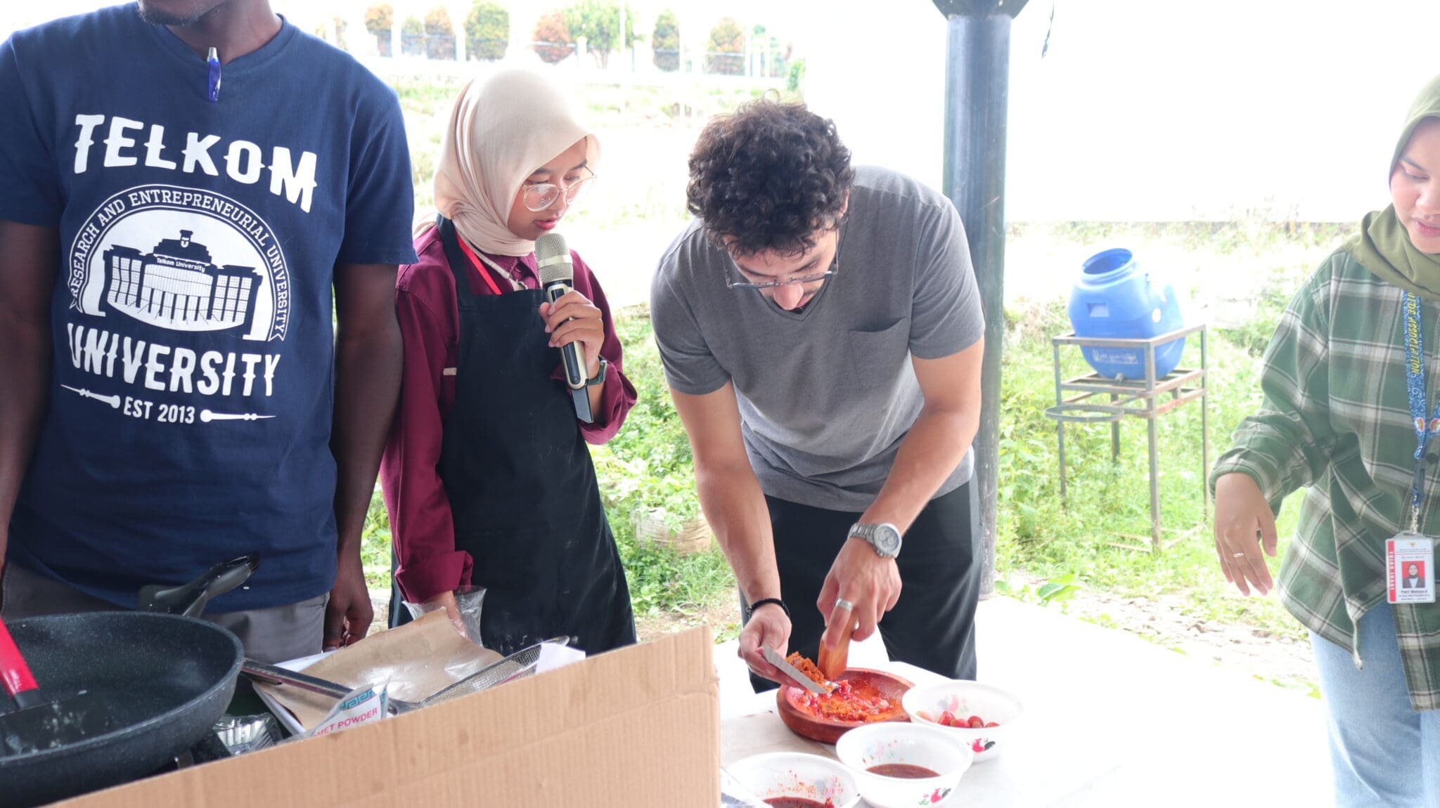 Mahasiswa BIPA membuat olahan cireng sambal stroberi 