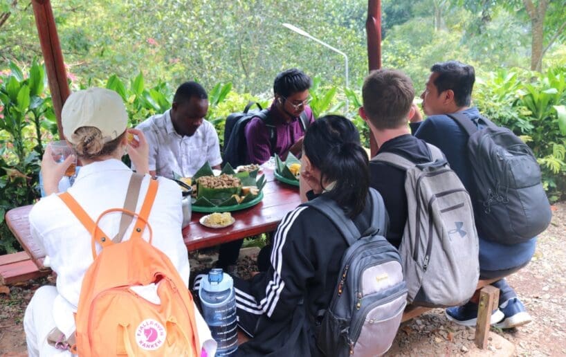 Para mahasiswa BIPA menikmati lalawuhan