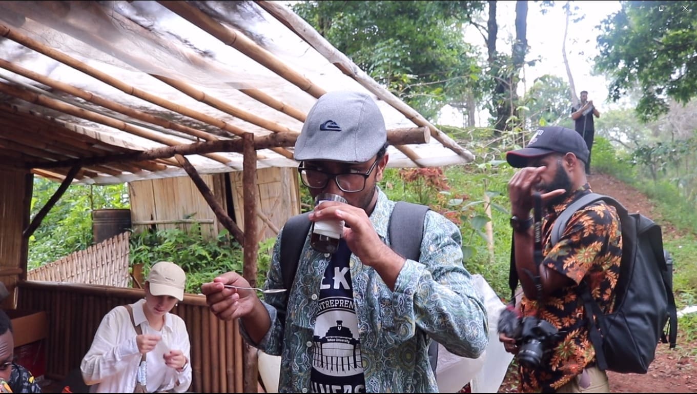 Salah satu mahasiswa BIPA, Mehidi dari Bangladesh, mecoba kopi khas Gunung Puntang