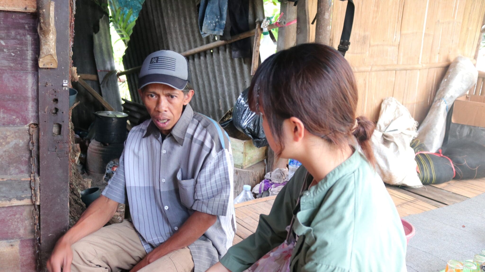 Momoko, mahasiswa BIPA dari Jepang, mewawancarai petani kebun kopi Gunung Puntang