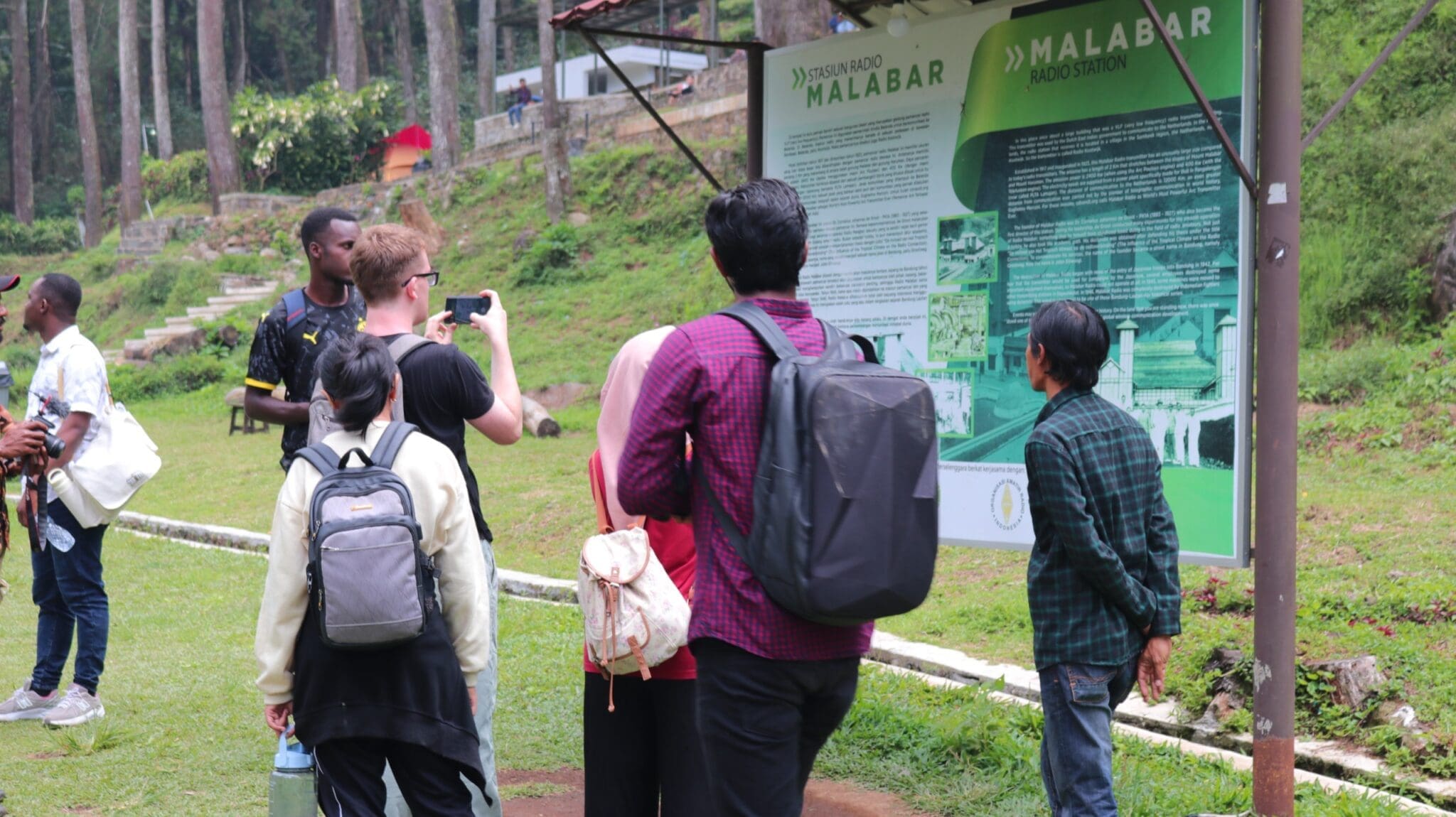 Para mahasiswa BIPA membaca informasi mengenai Stasiun Radio Malabar