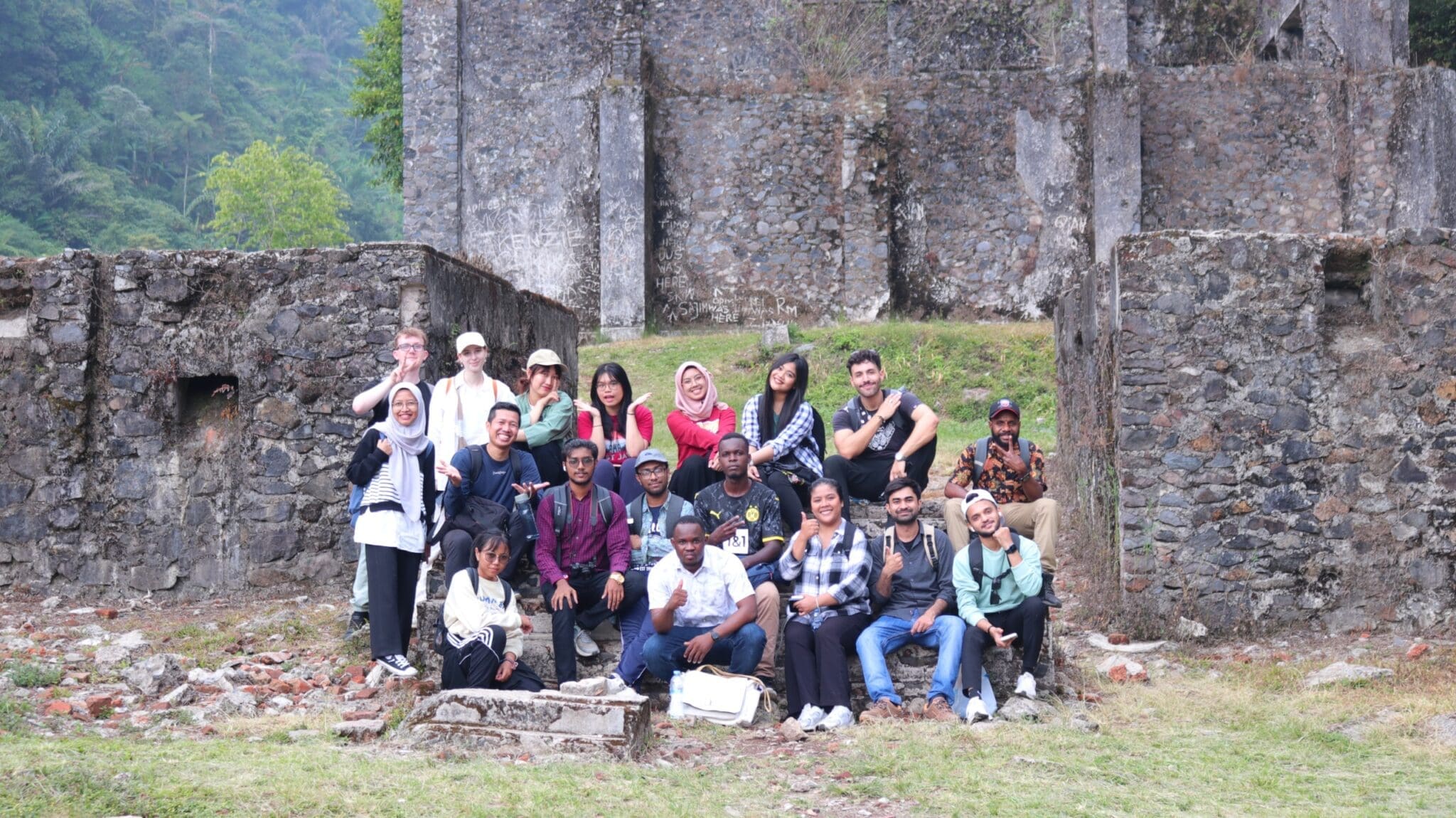 Foto bersama di depan sisa bangunan Stasiun Radio Malabar