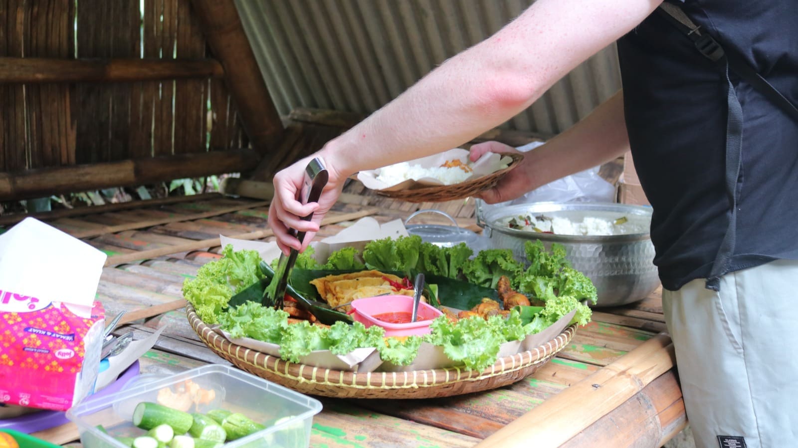 Para mahasiswa BIPA menyantap makan siang dan bermain di Sungai Cigereuh